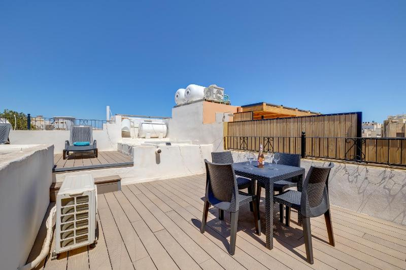 Sliema Townhouse with Rooftop Terrace by Buena Vista - image 2