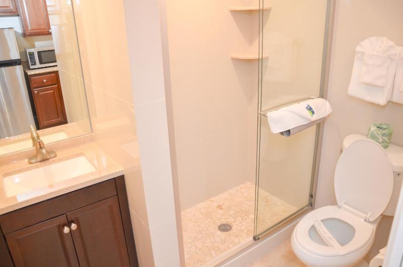Standard King Room image 3