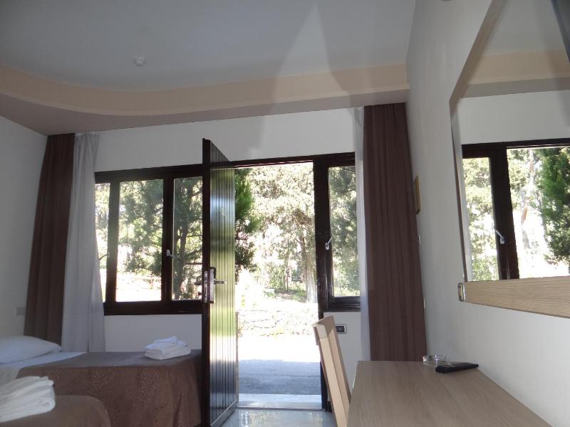 Triple Room with Garden View image 4