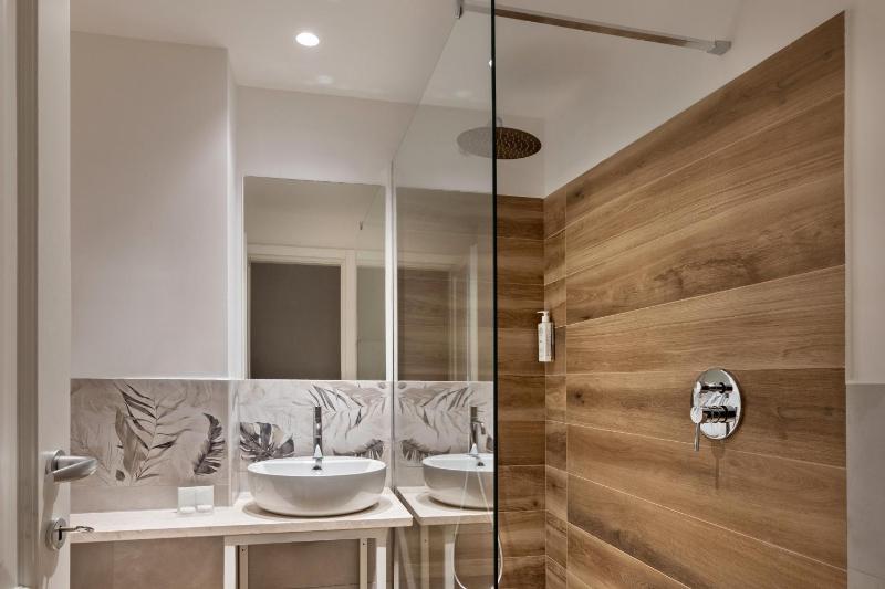 Standard Double or Twin Room with Balcony image 4