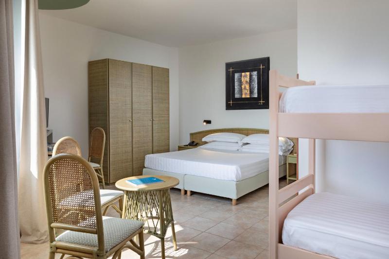 Standard Triple Room with Sea View image 3