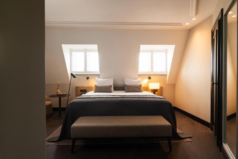 Deluxe room image 3