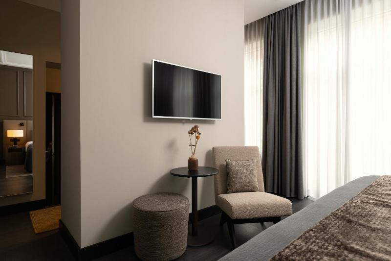 Deluxe room image 2