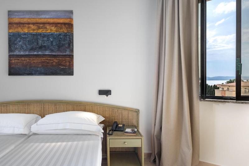 Double or Twin Room with Sea View image 4