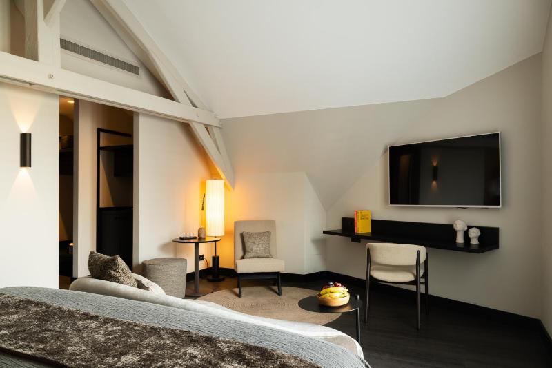 Jean Suite image 3