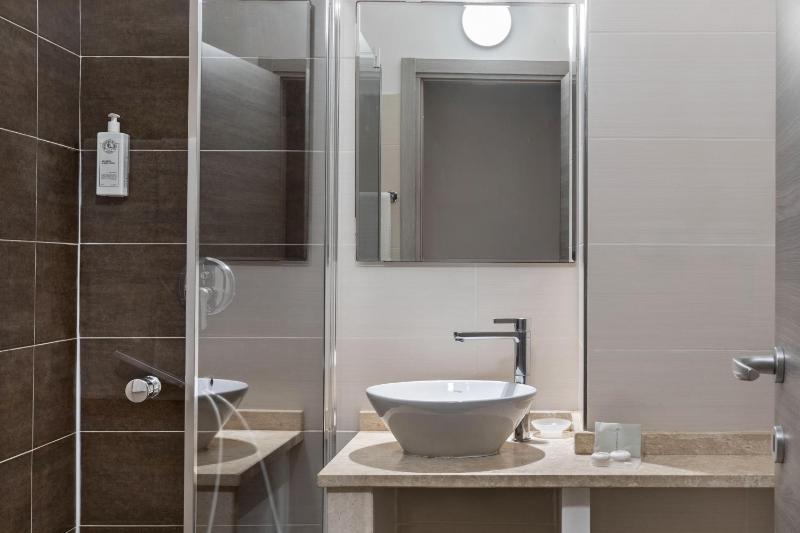 Standard Double or Twin Room with Balcony and Sea View image 2