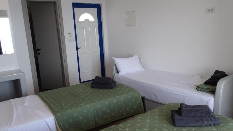 Triple Room with Balcony image 3