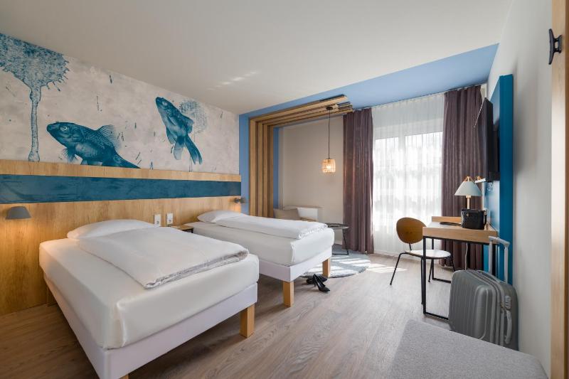 Superior Twin Room with River View image 3