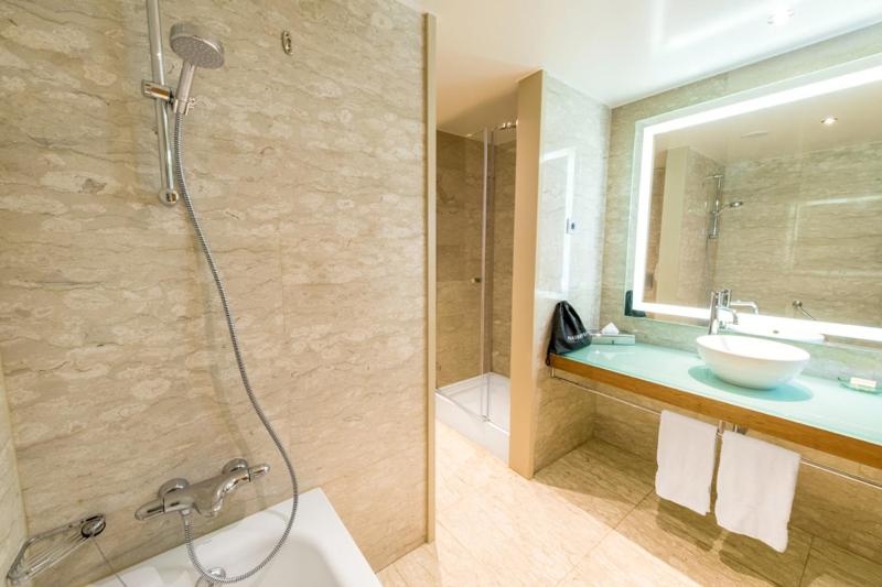 Executive Twin Room image 4