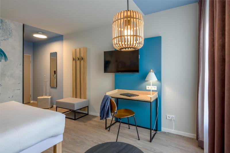 Standard Twin Room image 3
