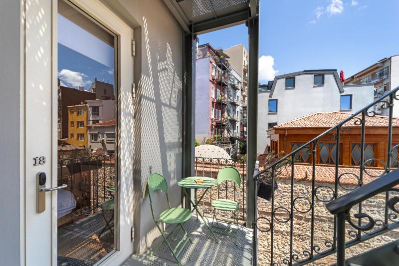 Suite with Balcony - Additional Building image 3