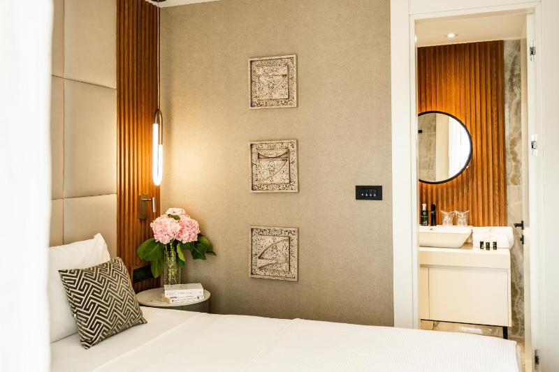Deluxe Double Room with Side Sea View image 3