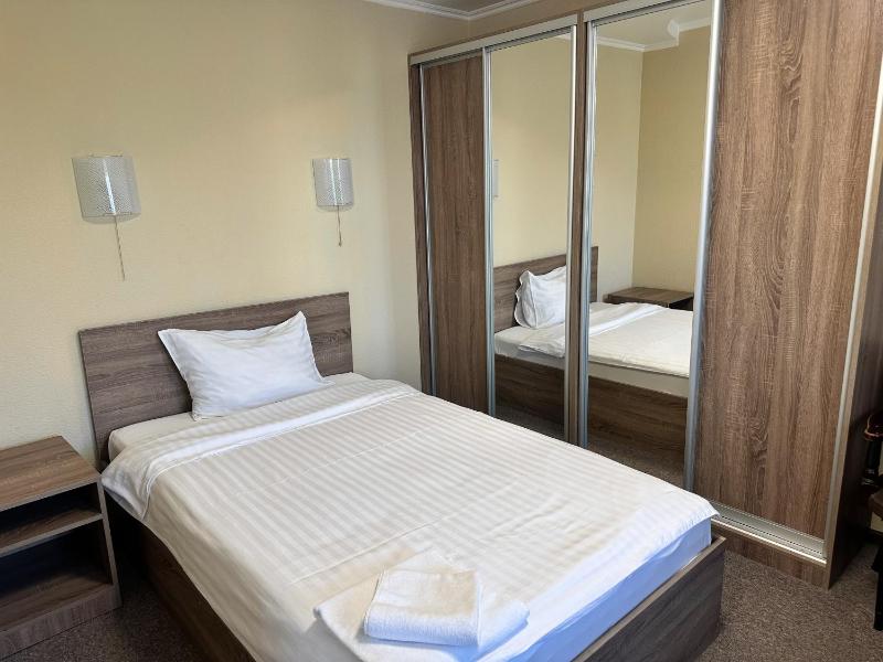 Superior Triple Room image 4