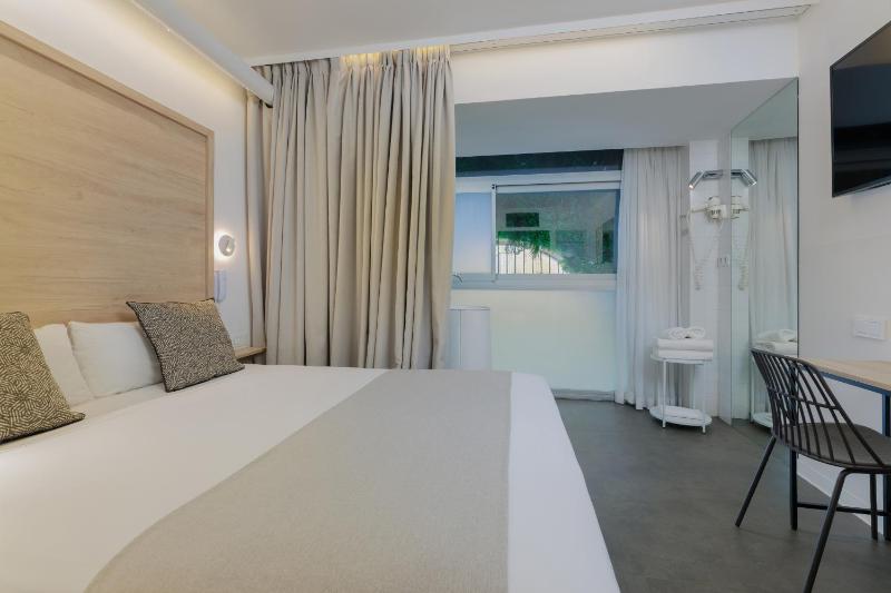 Basic Double Room image 4