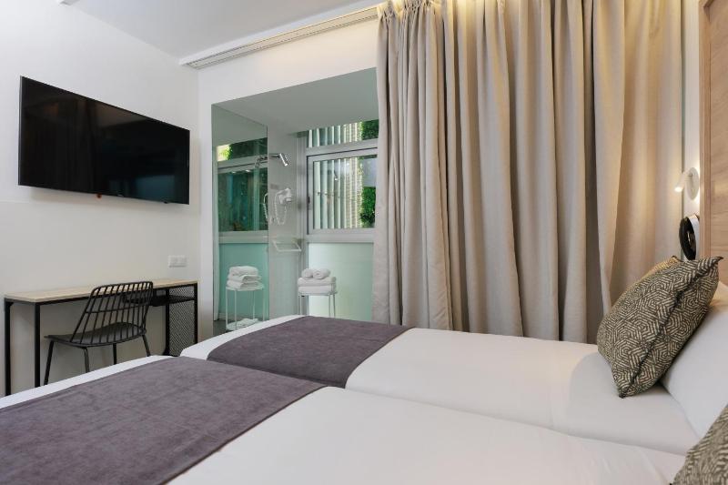 Basic Double Room image 3