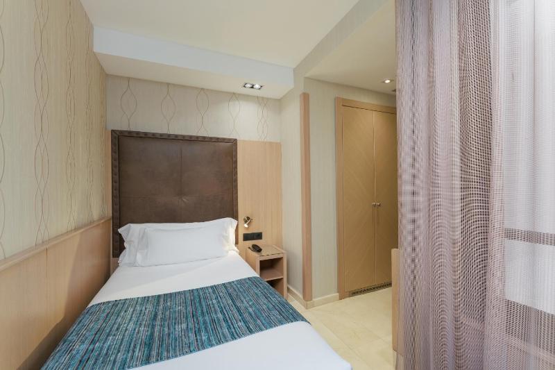 Single Room image 3
