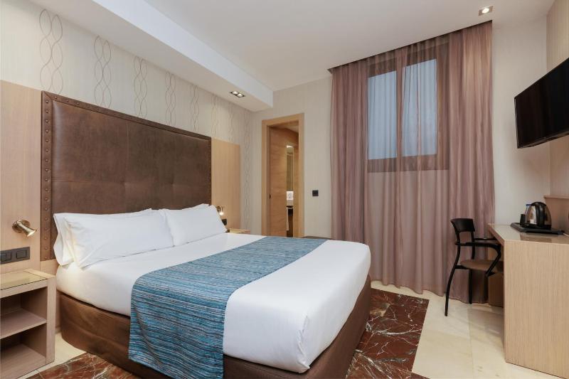 Double or Twin Room with Extra Bed image 3