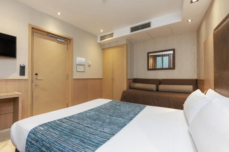 Double or Twin Room with Extra Bed image 2