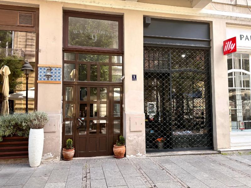 One-Bedroom Apartment image 2