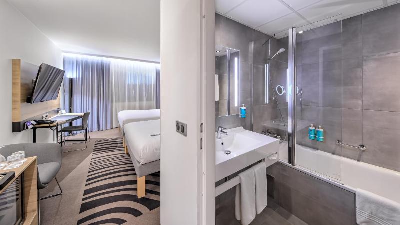 Standard Twin Room image 2