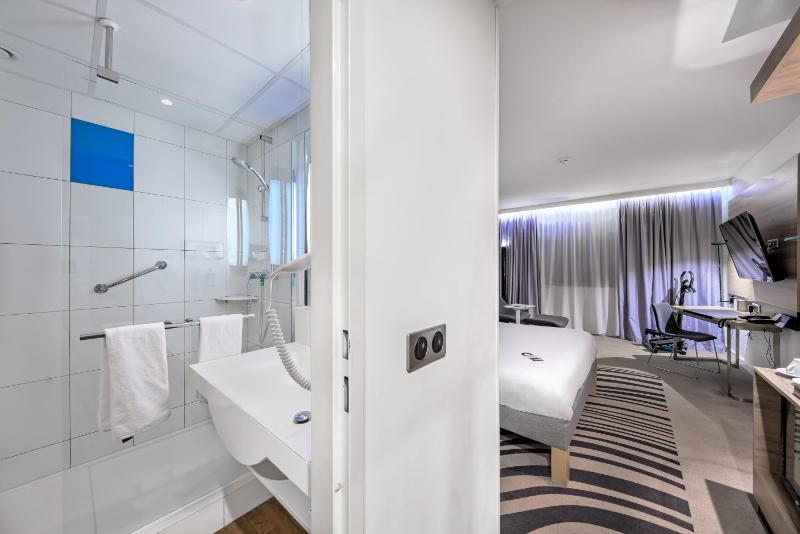 Executive Queen Room image 2