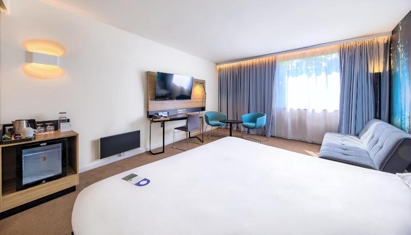 Executive Queen Room with Sofabed image 2