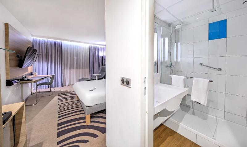 Executive Queen Room image 3