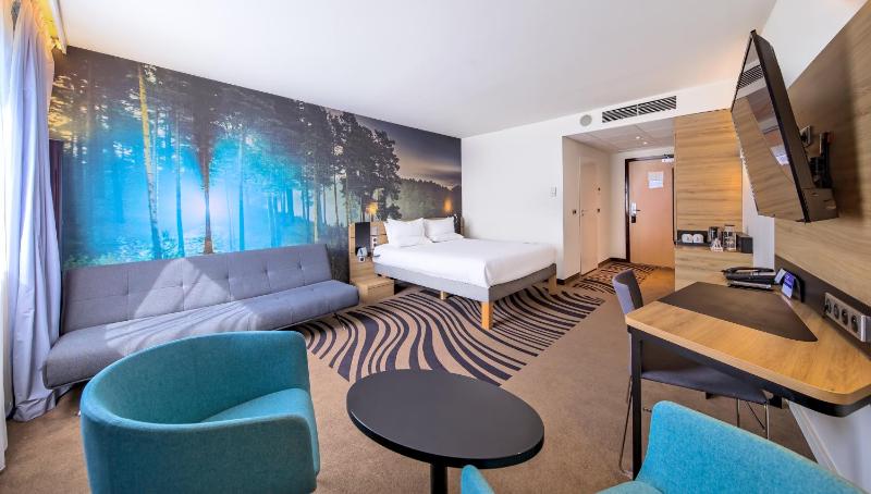 Executive Queen Room with Sofabed image 3