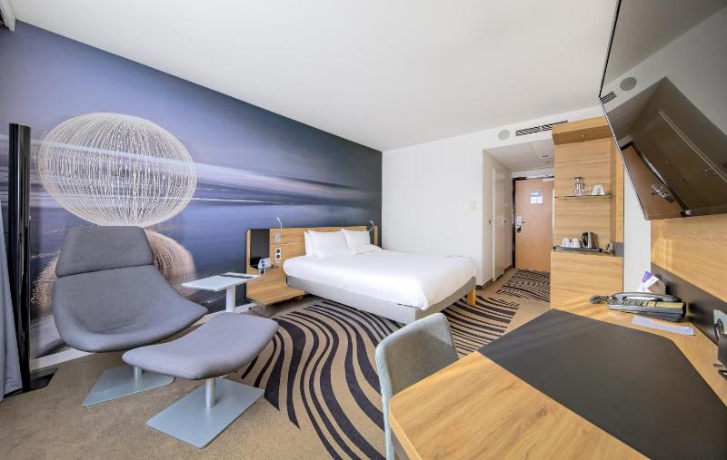 Standard Queen Room image 3