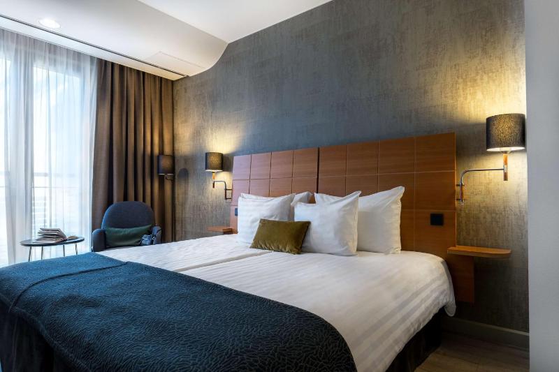 Standard King Room image 3