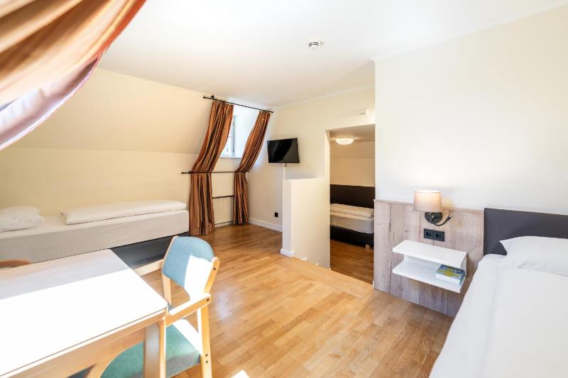 Standard Twin Room image 1