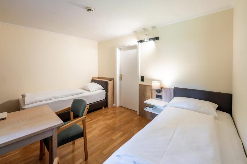 Standard Twin Room image 4