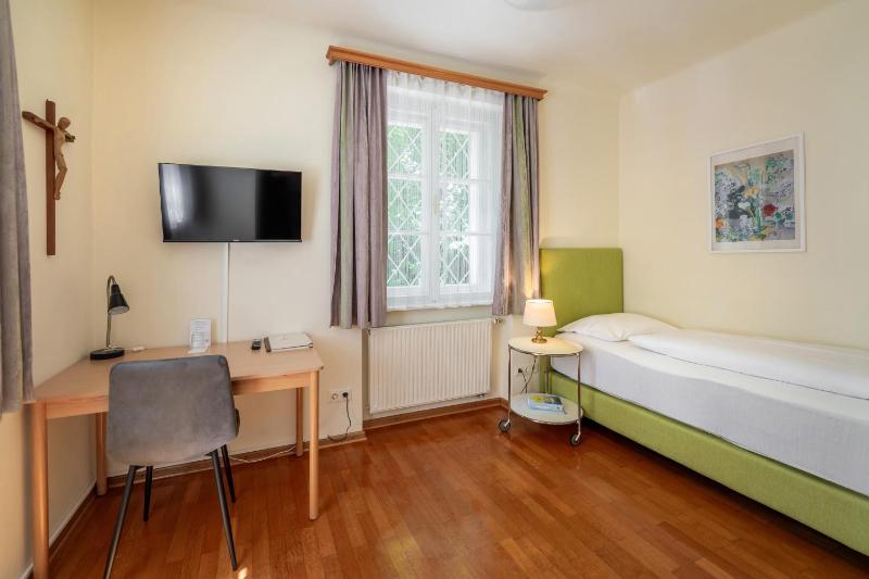 Single Room with Shower image 4