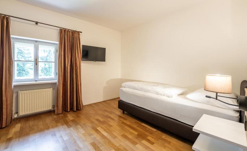 Single Room with Shower image 3