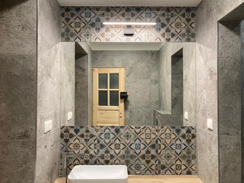 Twin Room with Private Bathroom image 1