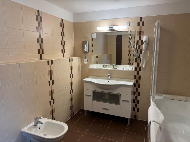 Junior Suite with Bath image 4