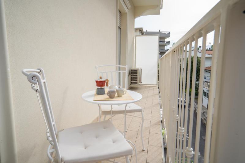 One-Bedroom Apartment image 2