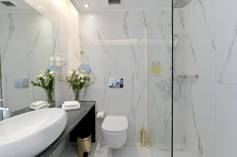 Superior with Acropolis View image 3