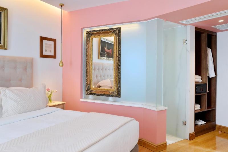 Superior with Acropolis View image 4