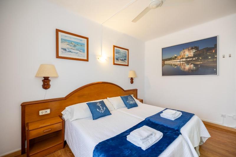 Twin Room image 4