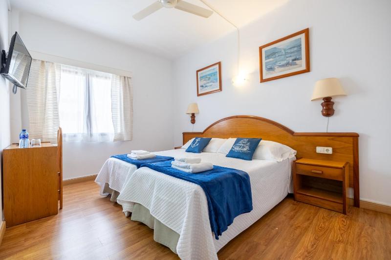 Twin Room image 3