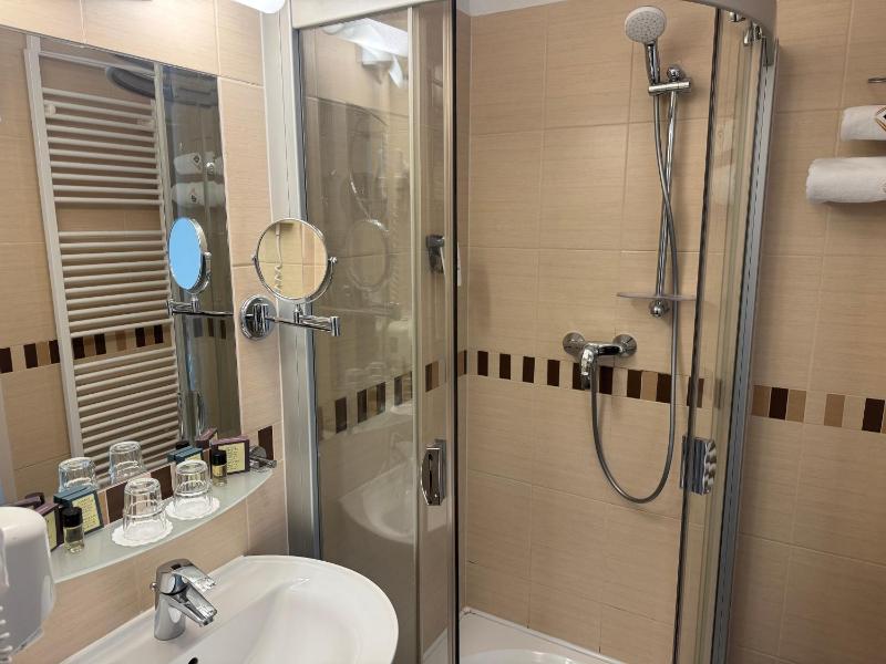 Standard Twin Room image 2