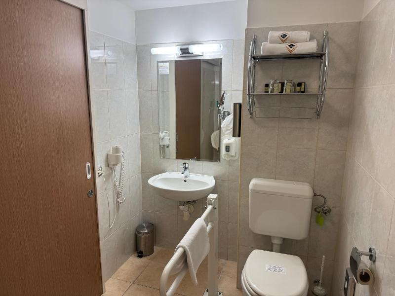 King Room - Disability Access image 3