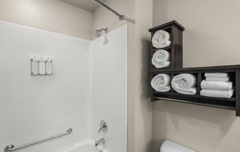 Queen Room - Disability Access image 2