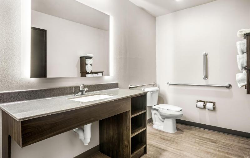 Queen Room - Disability Access image 3