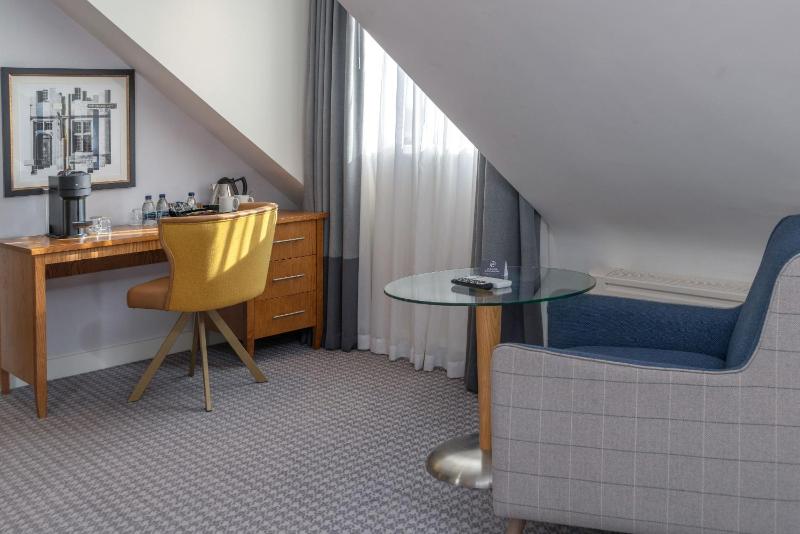 Superior King Room image 3