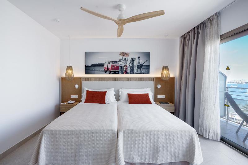Double or Twin Room with Sea View image 3