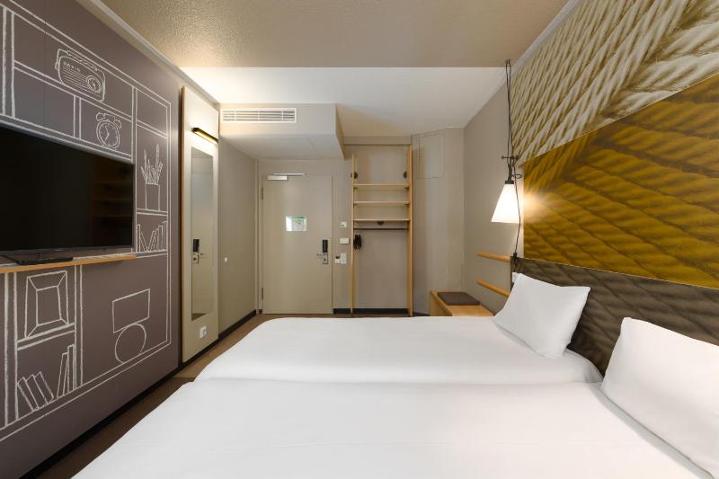 Accessible Twin Room image 4