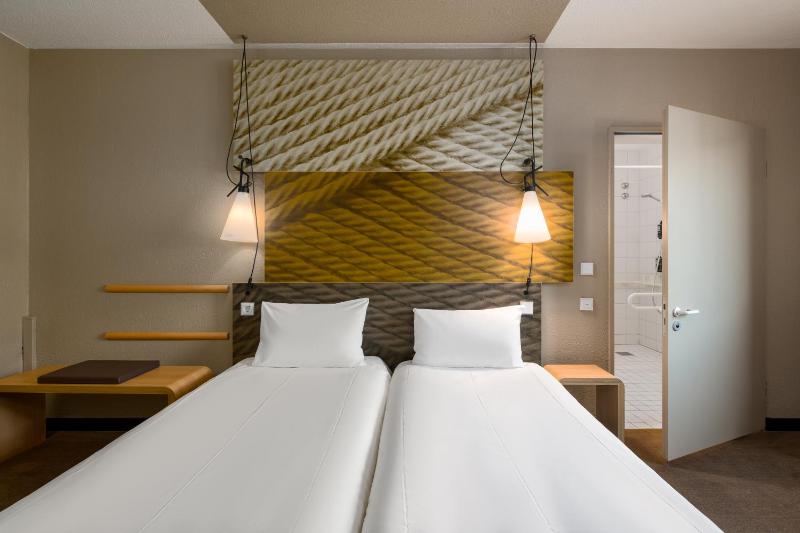 Accessible Twin Room image 2