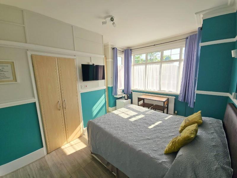 Double Room image 4
